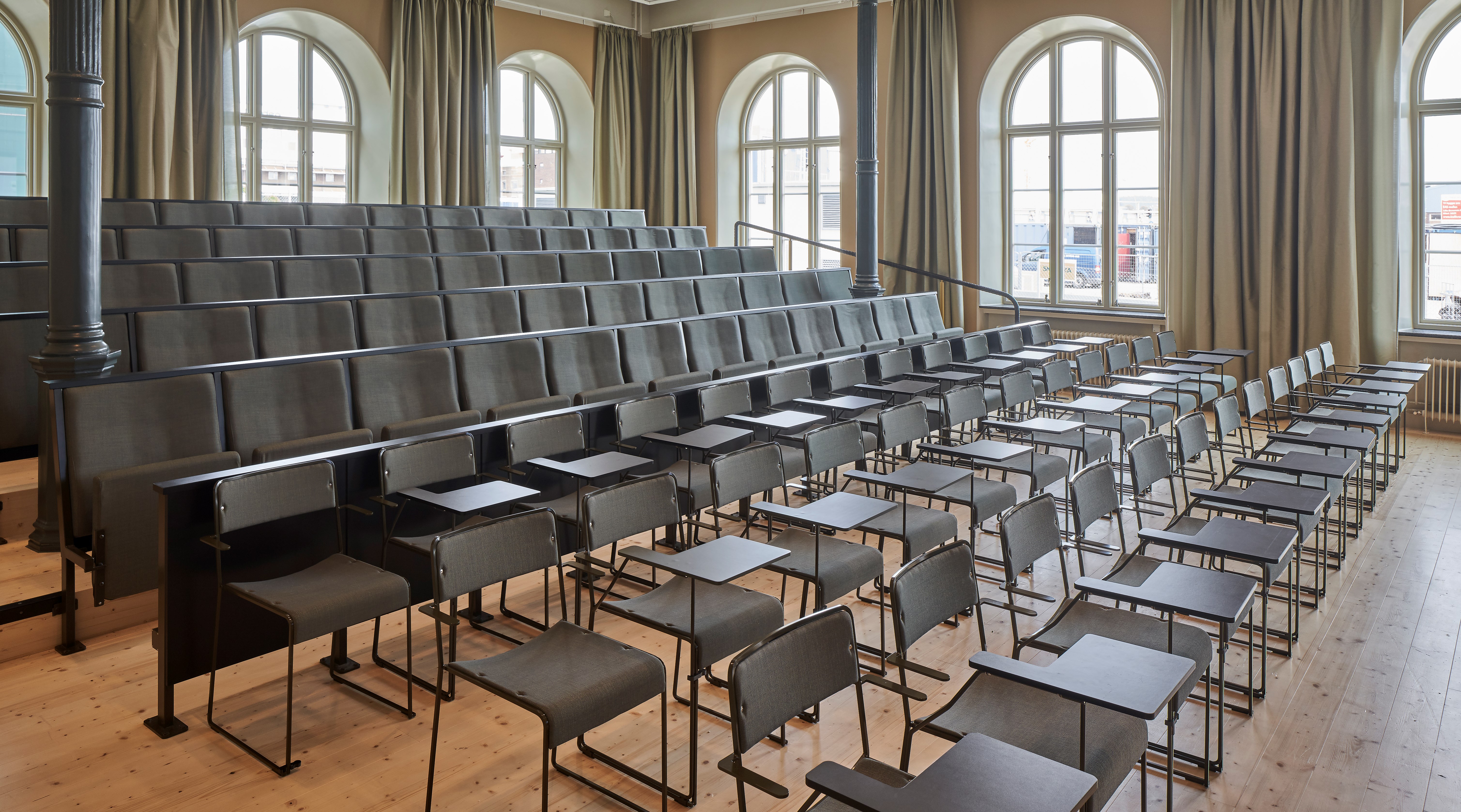 Ett stort, tomt mötesrum med flera stolar