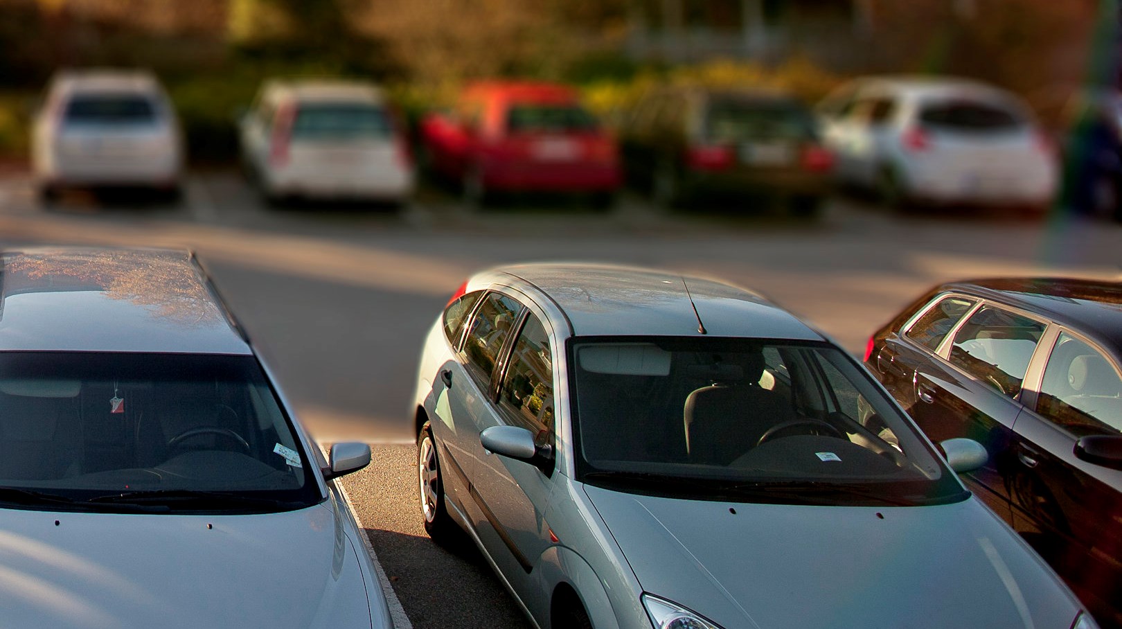 En parkeringsplats med flera bilar