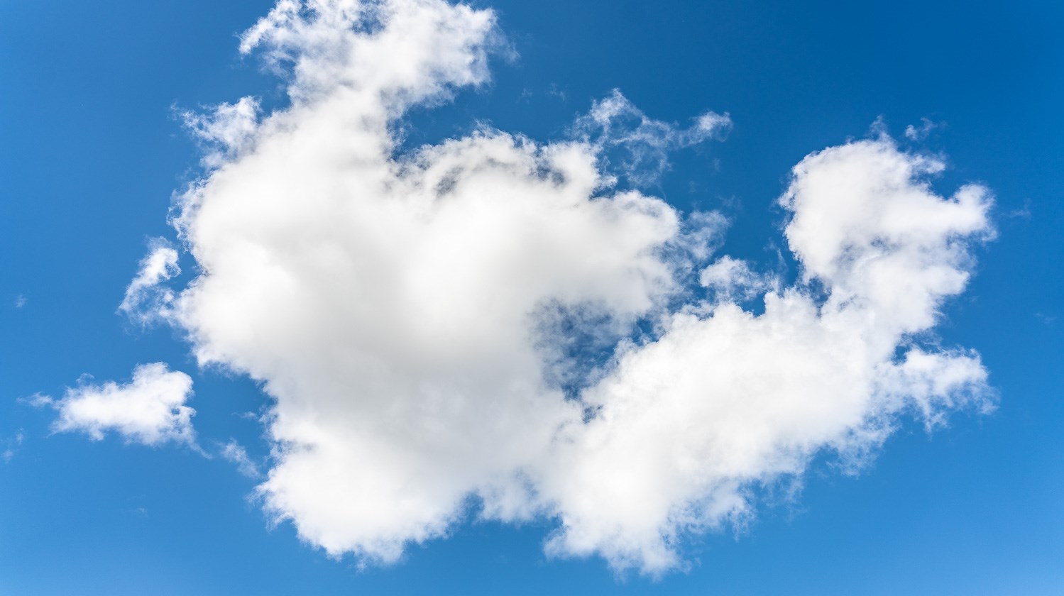 Vita moln på en blå himmel