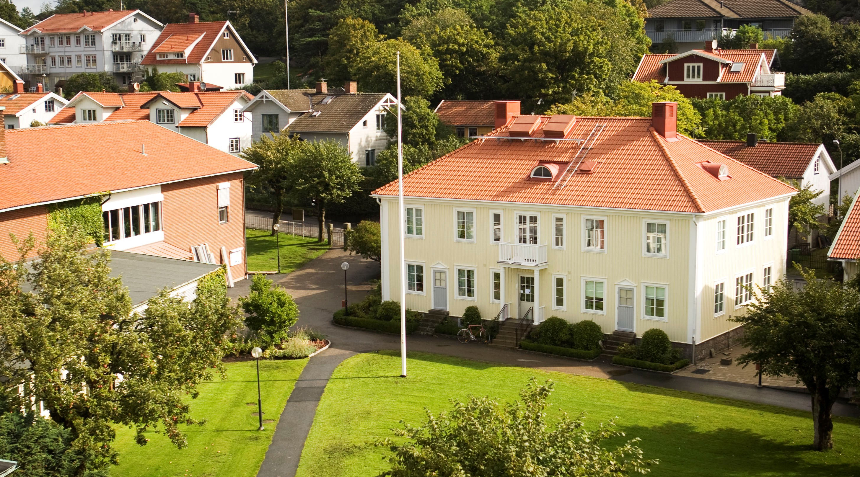 Grebbestads folkhögskola sett snett från ovan.