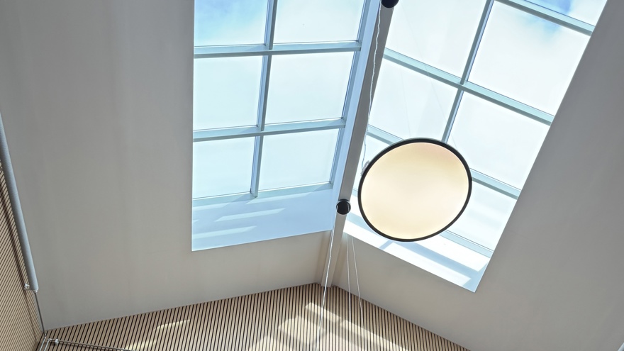 Ett takfönster som visar ljusinsläppet till en ljusgård.