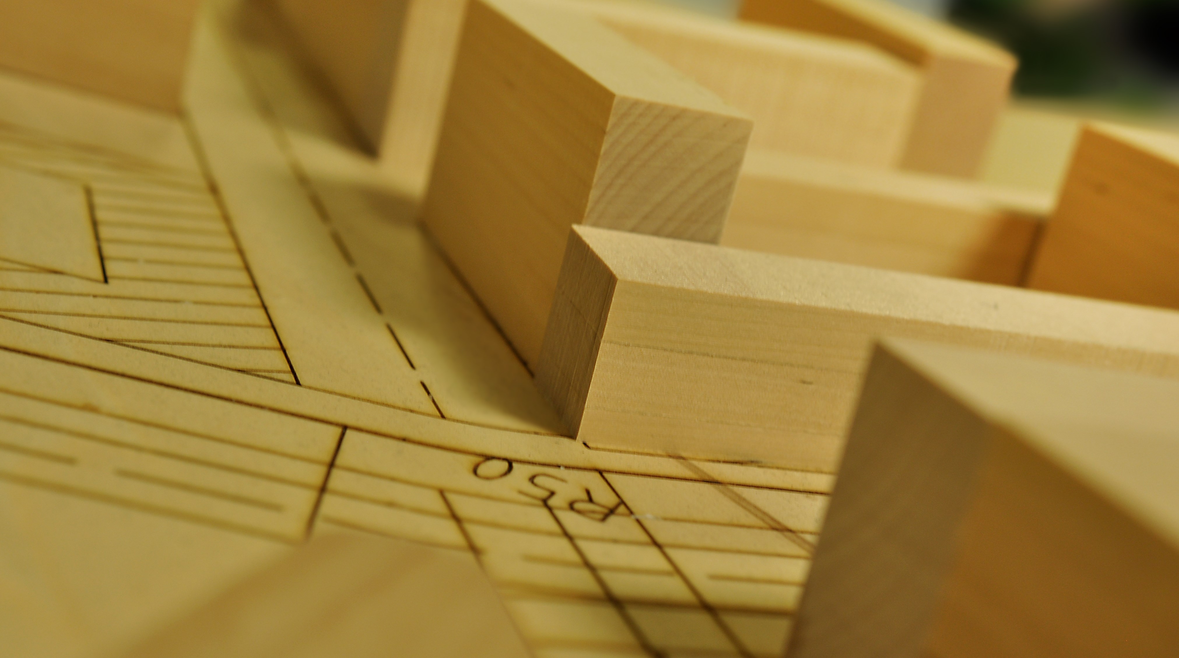 Detaljbild på ritning och träklossar.