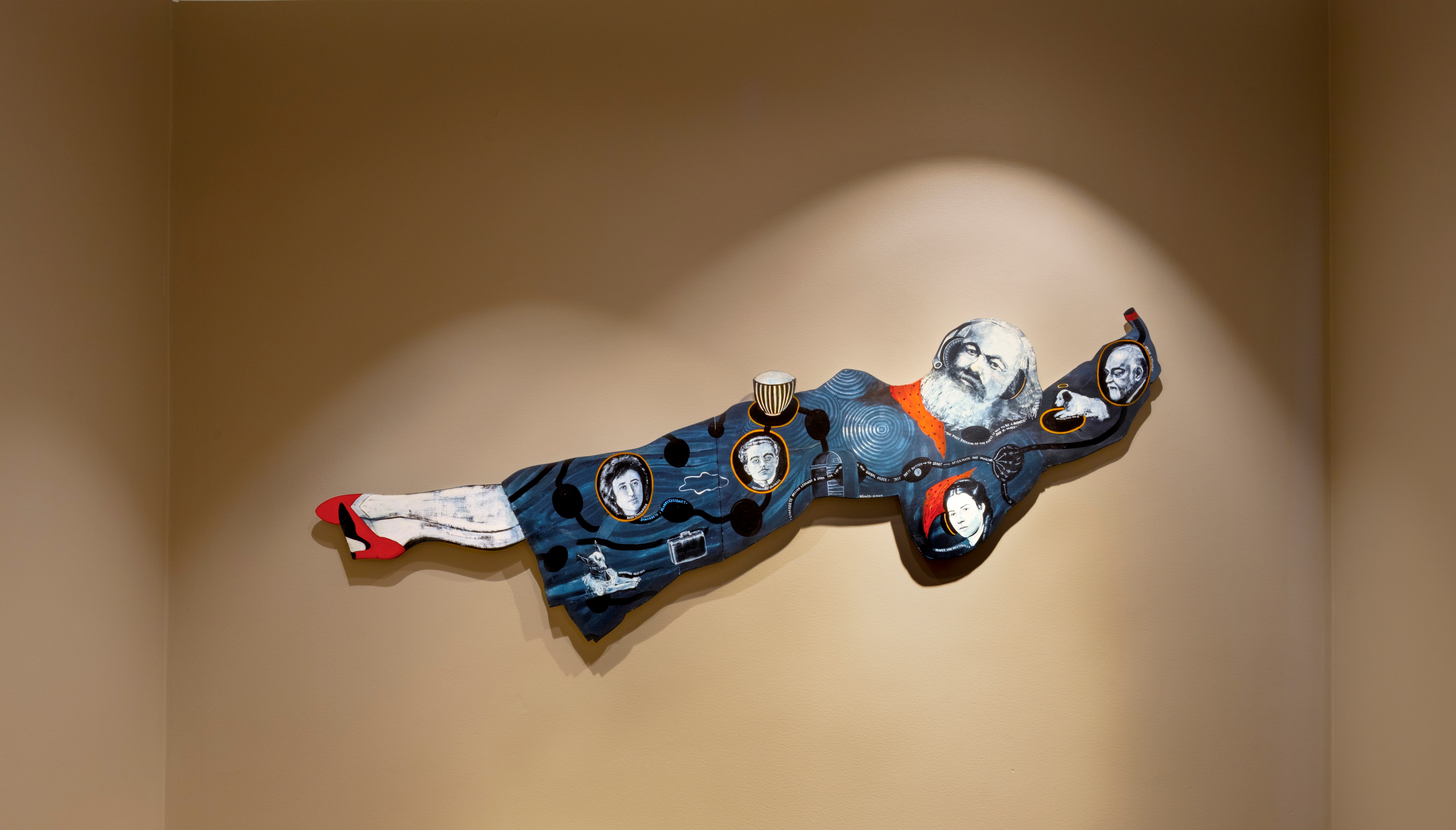 konstverk av person på vägg